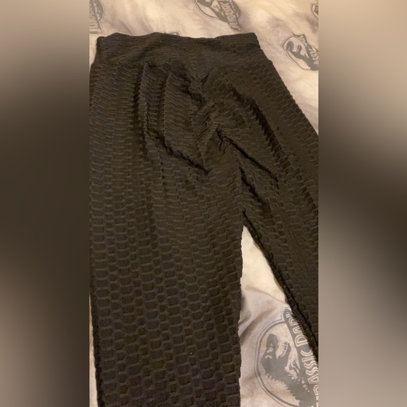 Black Scrunch booty lifting leggings. Size L - Picture 3 of 4